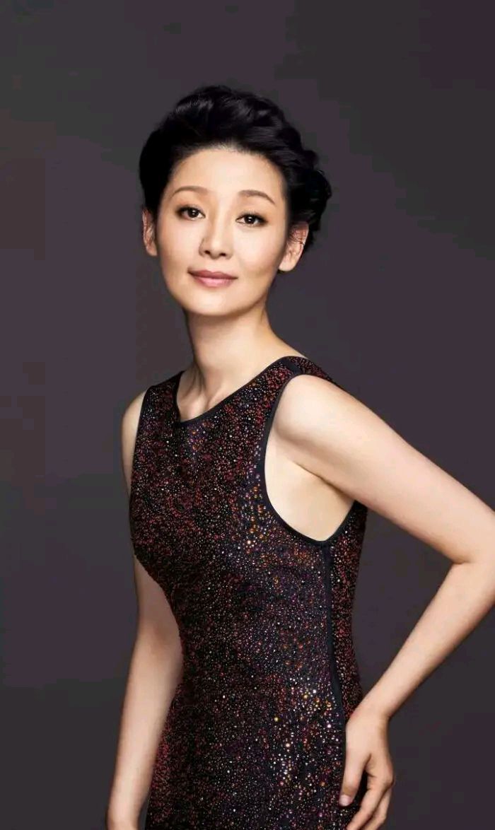 美丽时尚,气质高雅优雅知性的徐帆