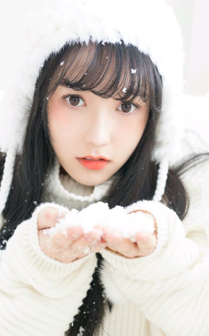 白皙妹子毛线帽温暖甜美,笑容可爱,纯洁无瑕