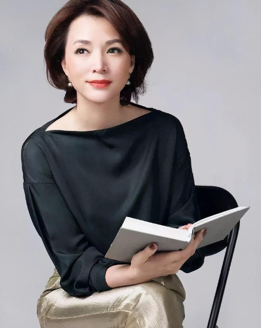 董卿素颜与好友聚餐,夹克内搭衬衫知性干练,彰显47岁女性气质