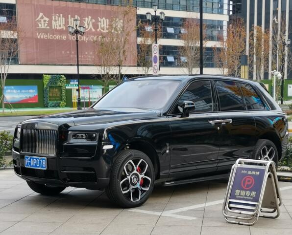 江苏盐城街头实拍劳斯莱斯库里南,外观充满了奢华气息!