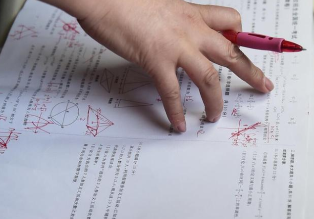 自毁前程，甘肃考生高考作弊实锤，数学考中作弊，违规携手机入场休闲区蓝鸢梦想 - Www.slyday.coM