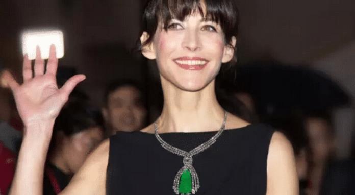 欧美著名女星苏菲玛索佩戴起翡翠项链高贵的气质范十足