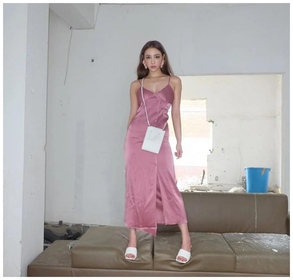 作为健身圈公认的直男杀手:李燕花受邀到军营里面,进行劳军慰问