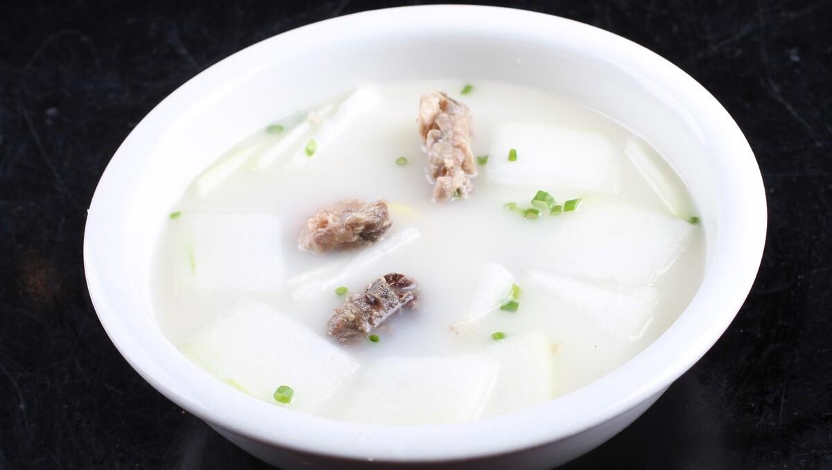 炖骨头汤，最忌直接焯水，牢记3个诀窍，汤浓肉香，营养又好喝__财经头条