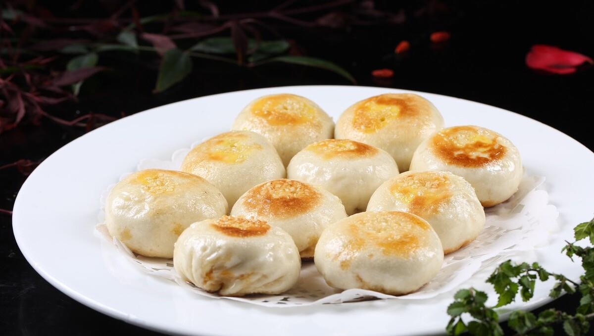 楼下有一家水煎包的摊位,每次买都是排着长长的