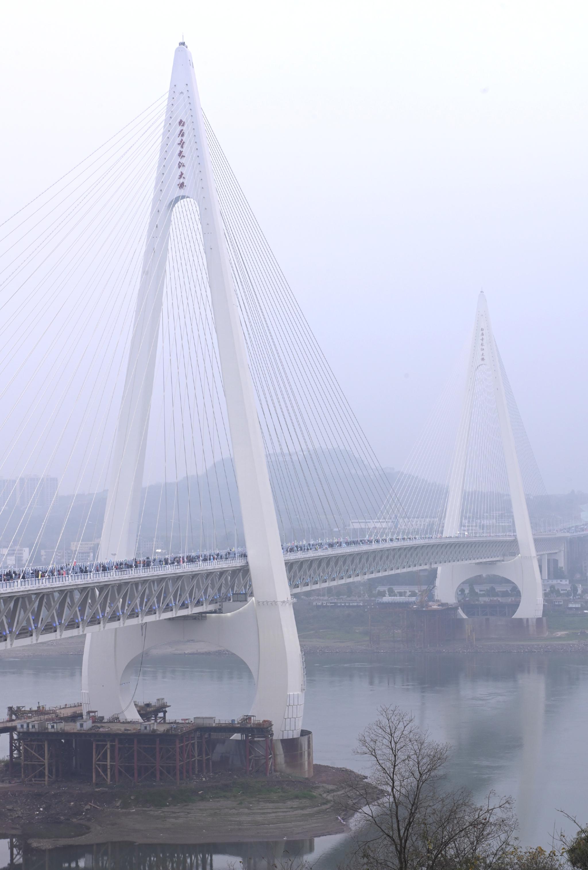 【携程攻略】重庆千厮门大桥景点,千厮门大桥――晚上亮灯后来观赏，360度都是那么美啊！俺个人认为是…