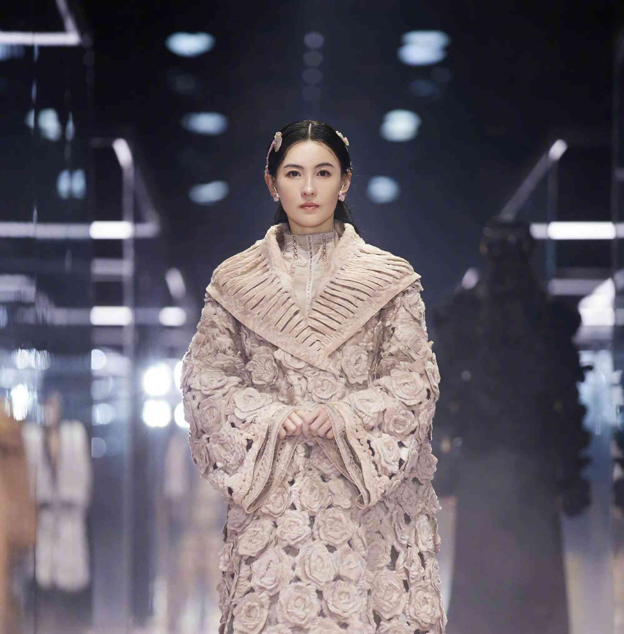 张柏芝走秀发型刷屏,花朵针织搭镂空设计