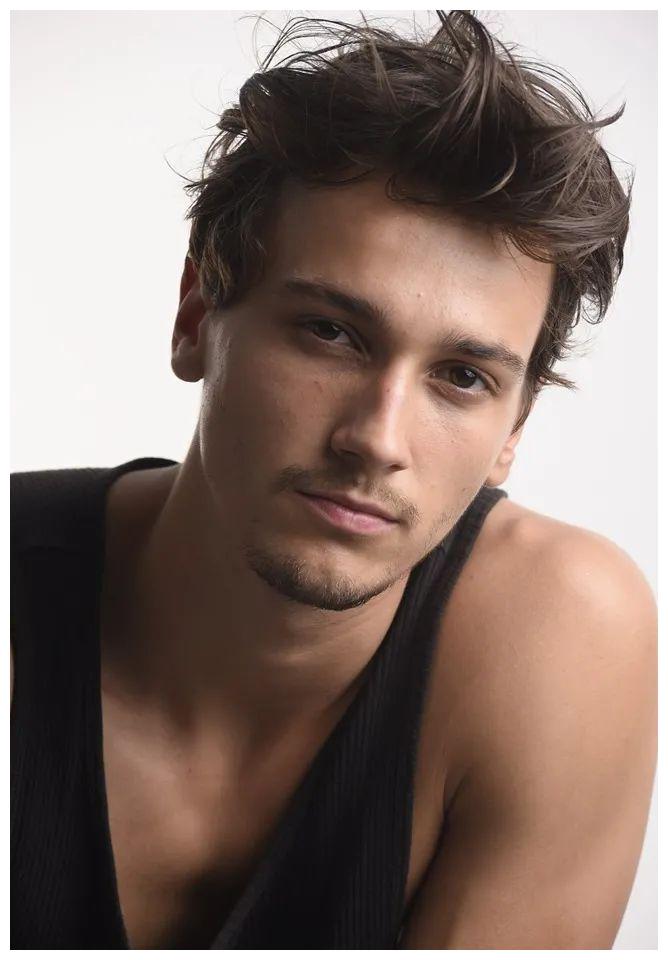 法国男人太帅了,这部时尚剧集里,每一位男演员外形都不输超模|男演员