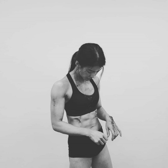 韩国女艺人李诗英sns发照庆祝新剧《sweet home》杀青