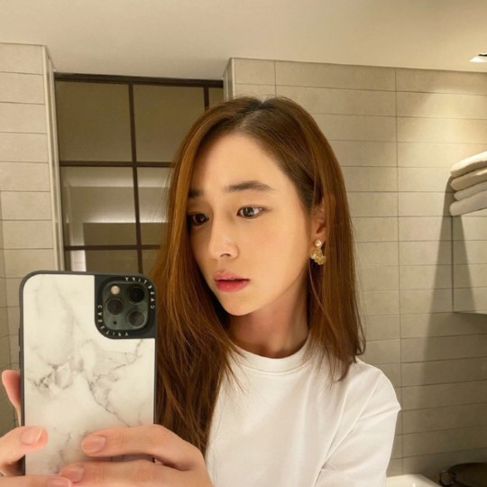 韩国女艺人李珉廷sns发照秀清纯美貌