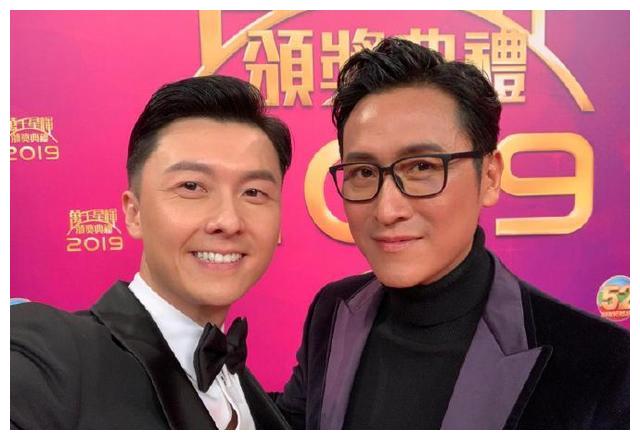 跟36岁的王浩信比,马德钟也没有输,脸部更紧致.