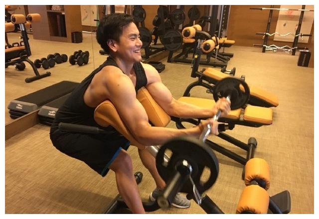 彭于晏晒照,留山羊胡像个中年怪蜀黍,难道有颜都是这么任性的?