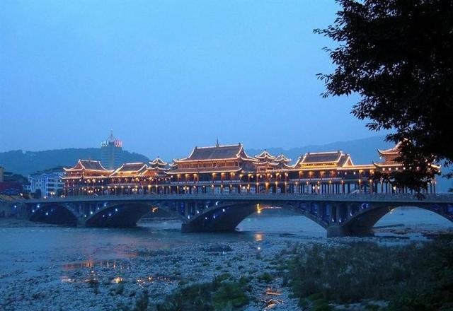 中国降雨最多的城：一年下雨220天被誉为雨都，有最大的熊猫基地休闲区蓝鸢梦想 - Www.slyday.coM