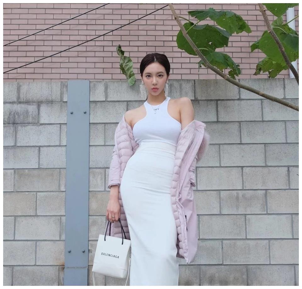 作为健身圈公认的直男杀手:李燕花受邀到军营里面,进行劳军慰问