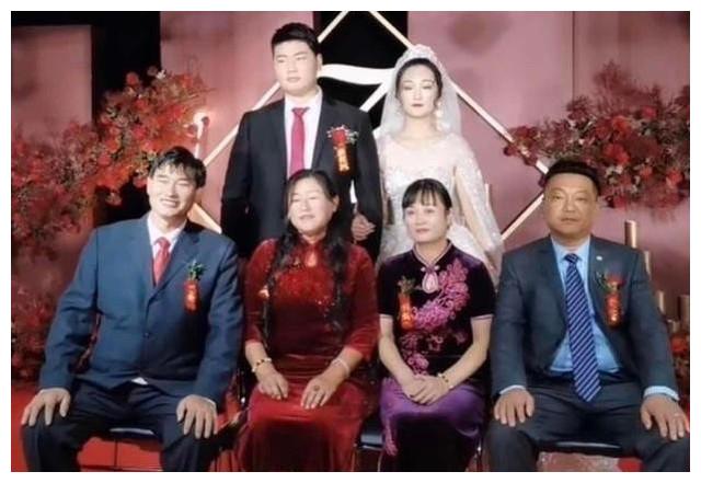 "大衣哥"儿子新婚照曝光,岳父母一脸富贵相,亲姐姐