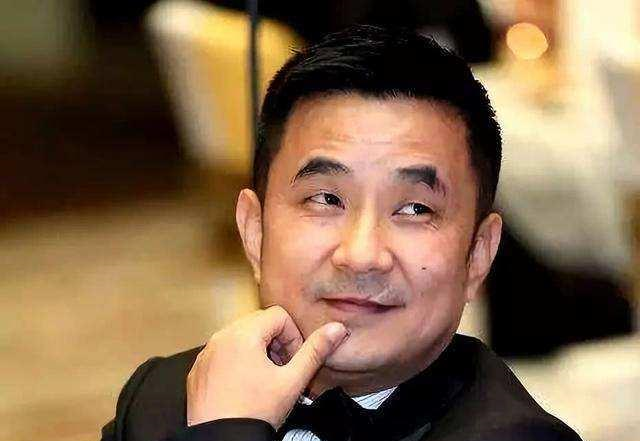 欠债八百亿后，这位富豪带着61亿现金逃跑，和明星女友过得美滋滋|王永红|经商|女友_新浪新闻