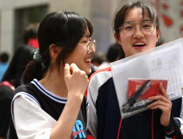 自毁前程，甘肃考生高考作弊实锤，数学考中作弊，违规携手机入场休闲区蓝鸢梦想 - Www.slyday.coM