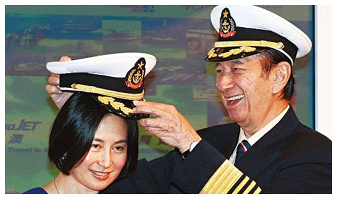 57岁何超琼为干外孙女庆生,素颜出镜打扮随意,却难掩一身贵气