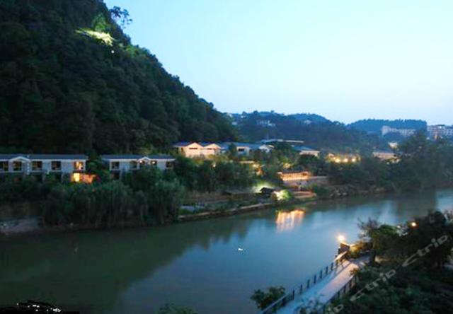 1 / 5 这个小镇的明名字很简单,就是温泉镇,位于开州城以北地区约30