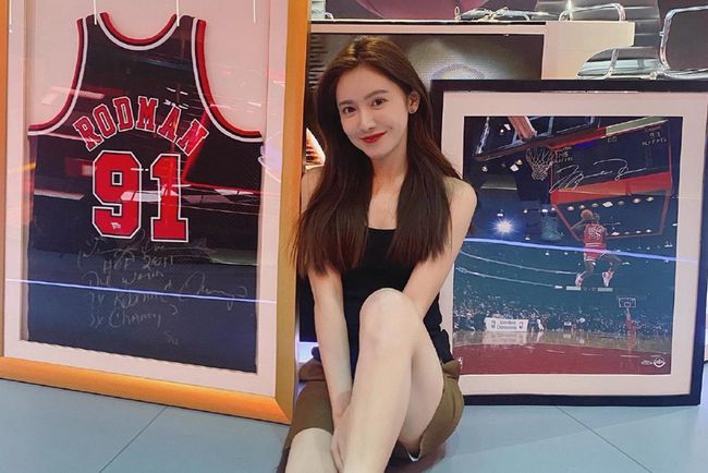 nba主播美娜晒美照, 白色女神装低调不失优雅