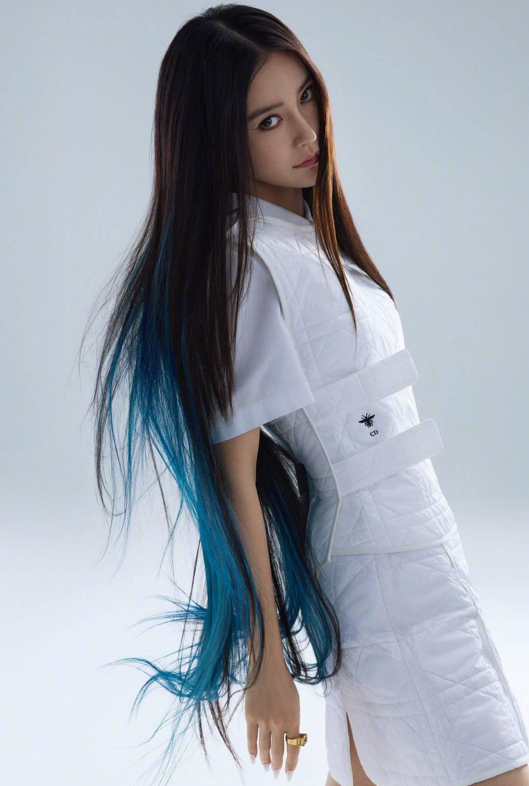 angelababy蓝色挑染长发飒爽迷人目光凛冽气场强