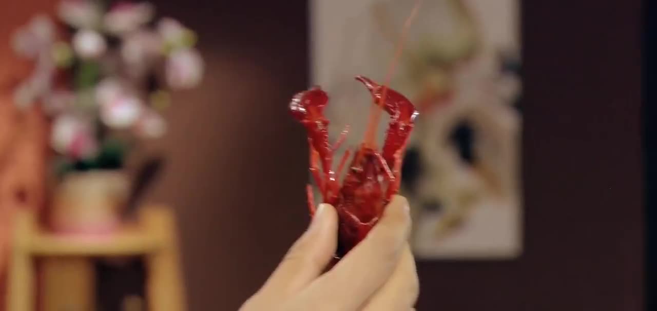 张伟吃个小龙虾太拼了,一切都为了一菲和小贤