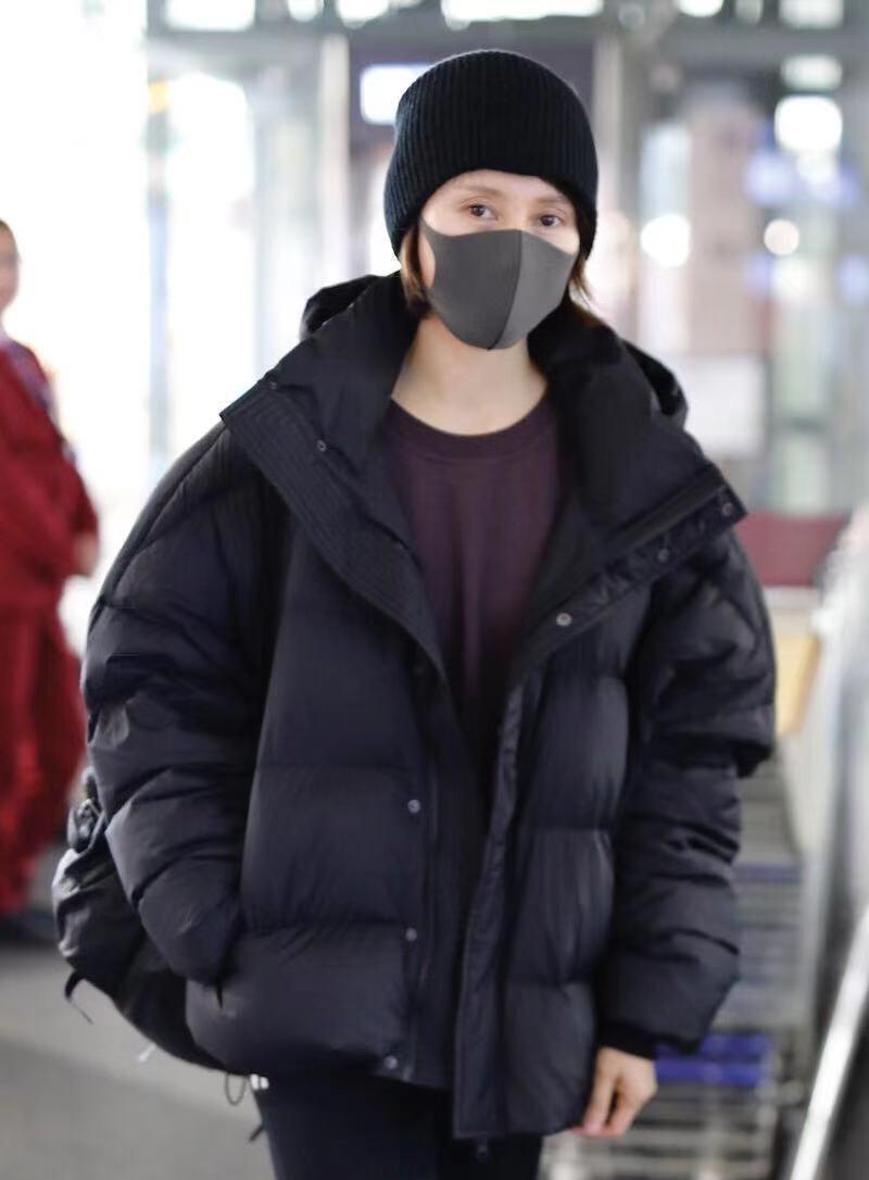 袁泉真是行走的"超模"!穿黑色羽绒服配雪地靴,素颜也有国际范