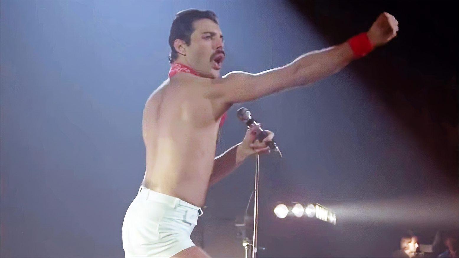 穿裤衩唱歌也能火遍全球?一首歌火了44年,地球人几乎都听过!