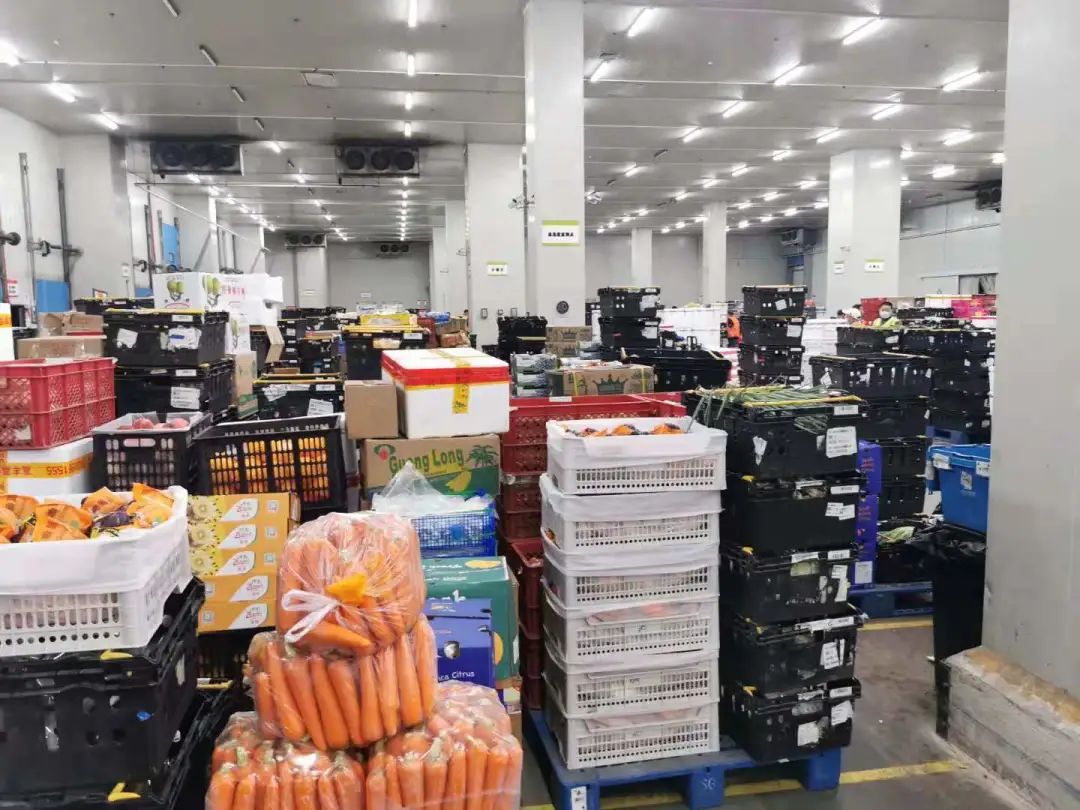 作为苏果超市网点的配送枢纽,早上六点不到,苏果马群物流中心便开始