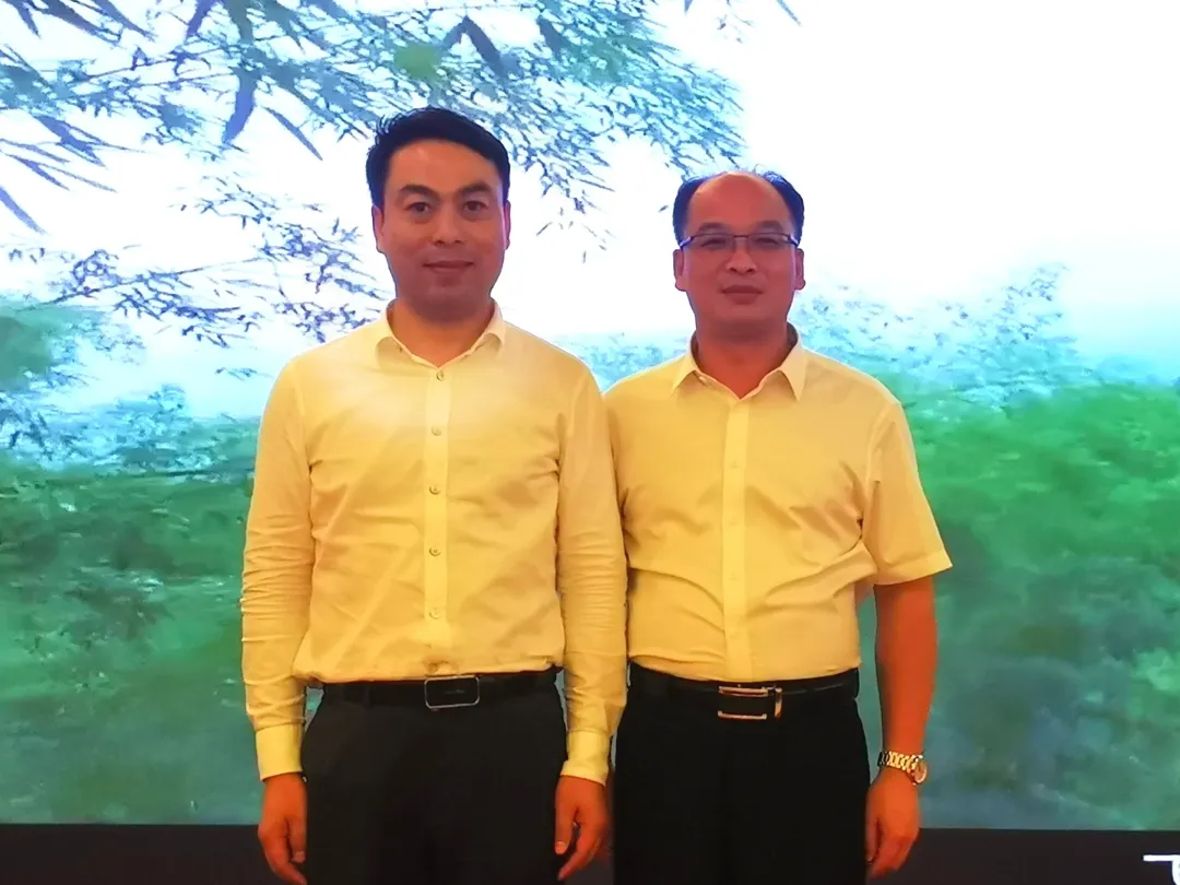 执行总裁汤佩玄(左)江西省瑞金市代市长刘春林(右)此行是一次收获之旅