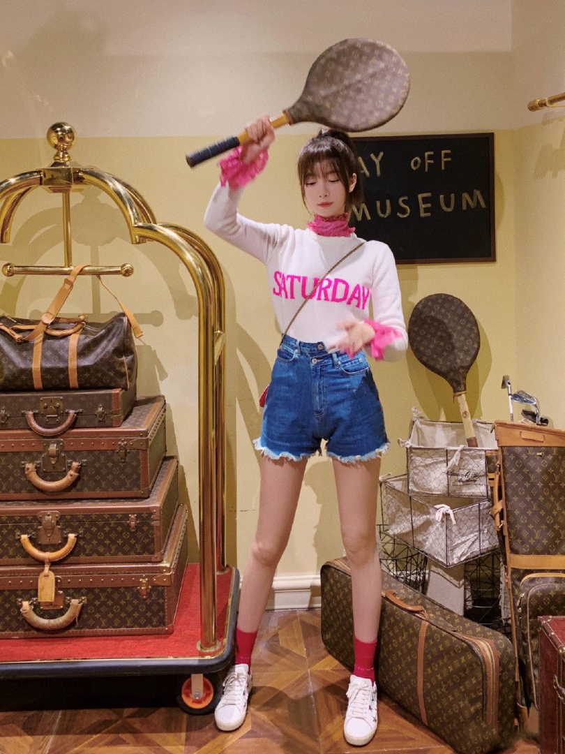 5/ 6再来看看赵尧珂的私服照,白色的露脐上衣搭配