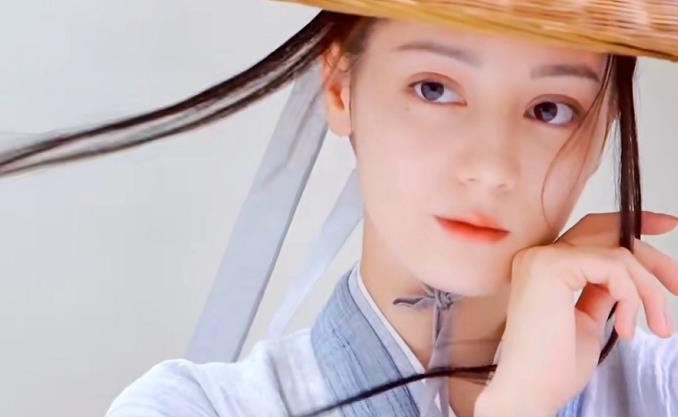 热巴搭档99年吴磊拍戏，为显年轻卸眼妆，却显露28岁初老状态