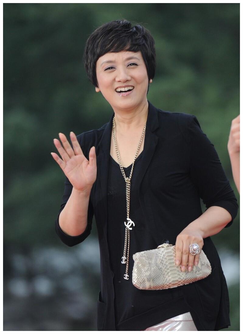 邓婕终于优雅老去,穿黑色上衣配白裙,"贴头皮"短发很洋气