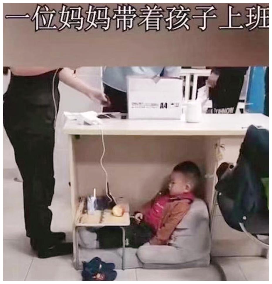 最美厂花带娃上班孩子睡着搂怀里工作这心酸过来人才懂