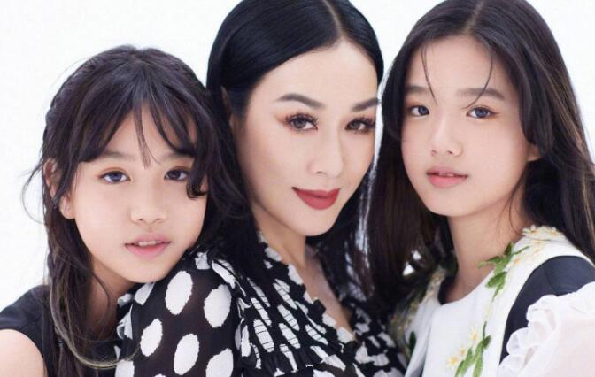 钟丽缇带女儿一起拍时尚封面照，这是要带女儿入圈的节奏么？