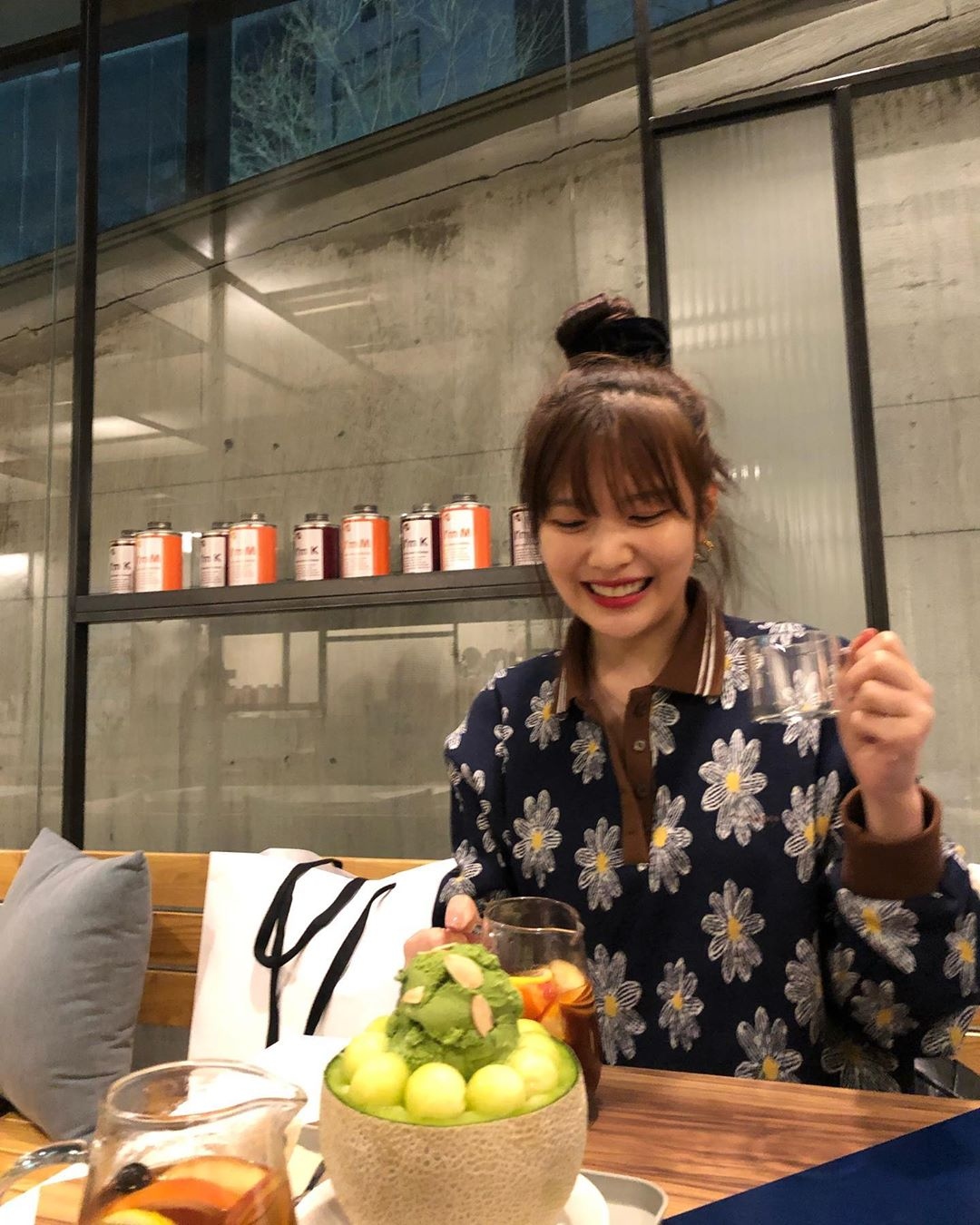 Red Velvet Joy朴秀荣在咖啡店悠闲地喝茶时间 公开可爱丸子头