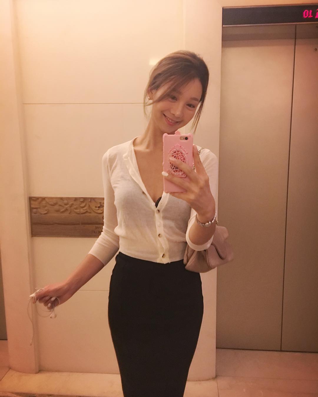 韩国美女空姐seoyoon人美气质佳,深v洋装更显清纯!_高清图集_新浪网