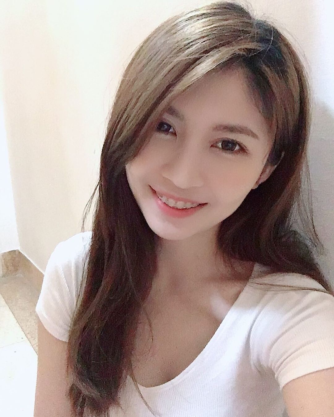 马来西亚美女主播aiwei李蔼蔚,在台湾读书也是乐团主唱歌手!