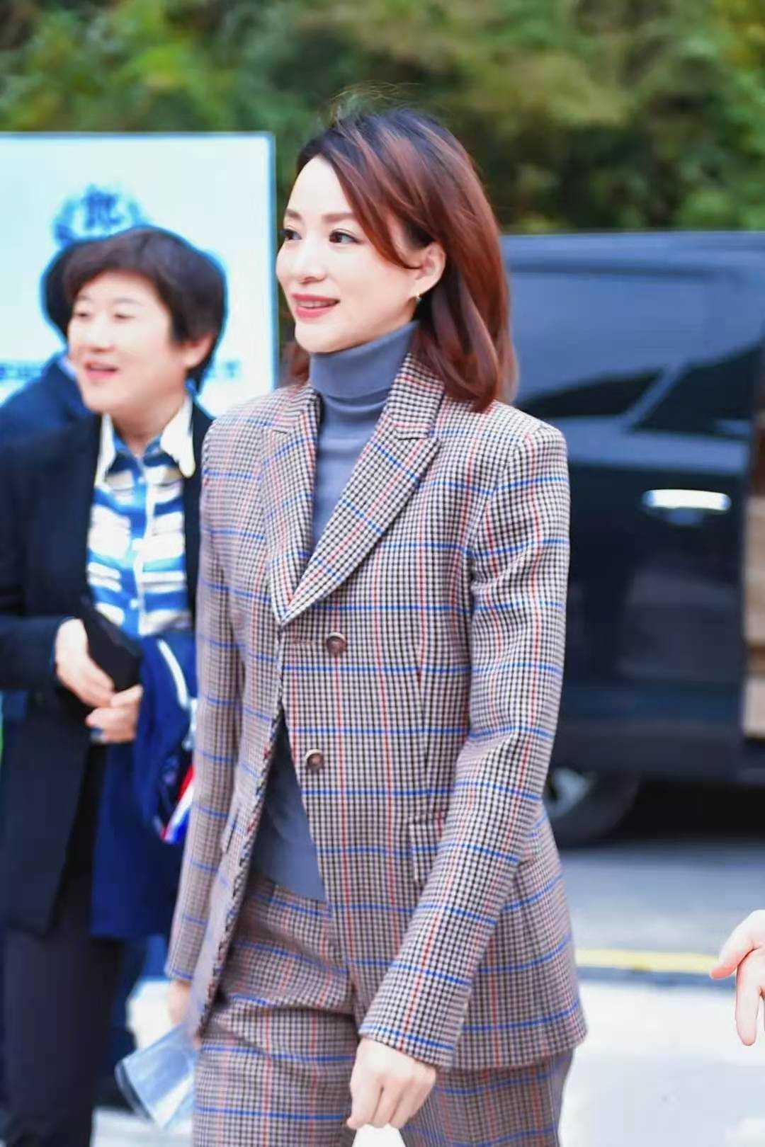 央视主持董卿真厉害!一件高领毛衣配西装户外主持,气质高级