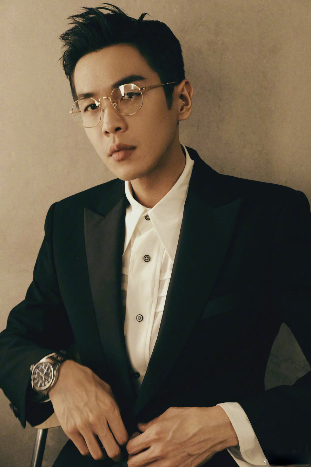 张若昀身穿黑色西服搭配白色衬衣,佩戴金丝眼镜儒雅随和