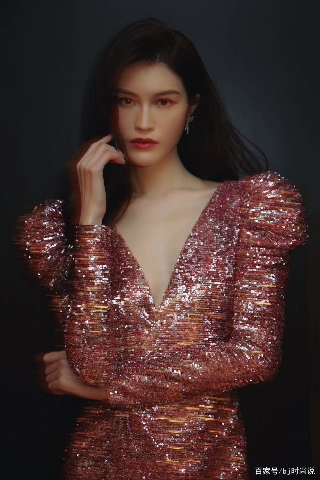 何穗不愧是国际名模这一身亮色系礼服穿得有品位