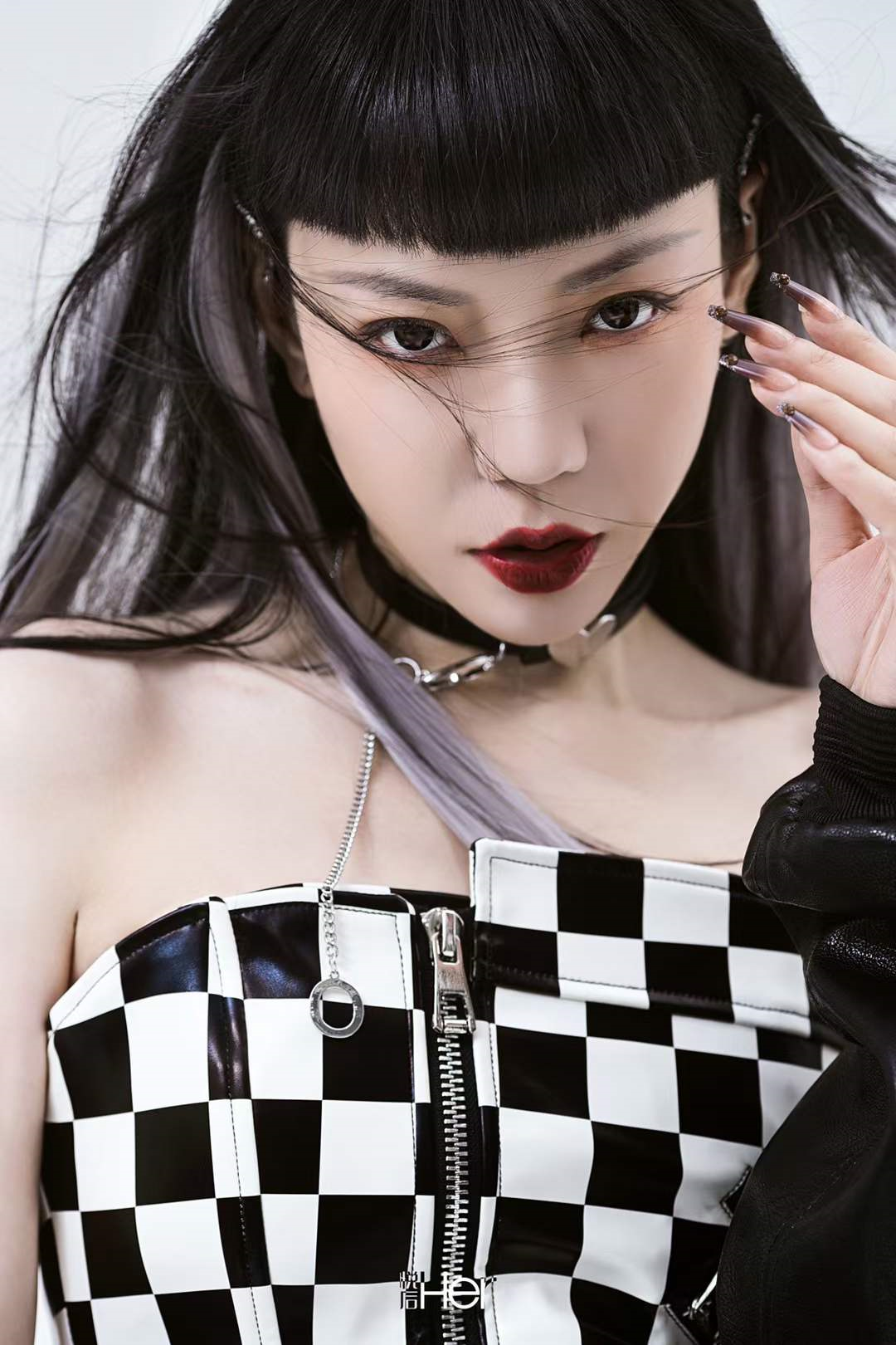 吴莫愁为某杂志拍摄一组创刊大片 披甲持戟耀世而来