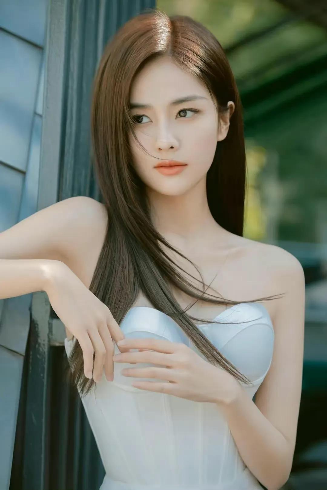 白鹿一身白色抹胸长裙,包裹着姣好的身材,惊艳迷人!