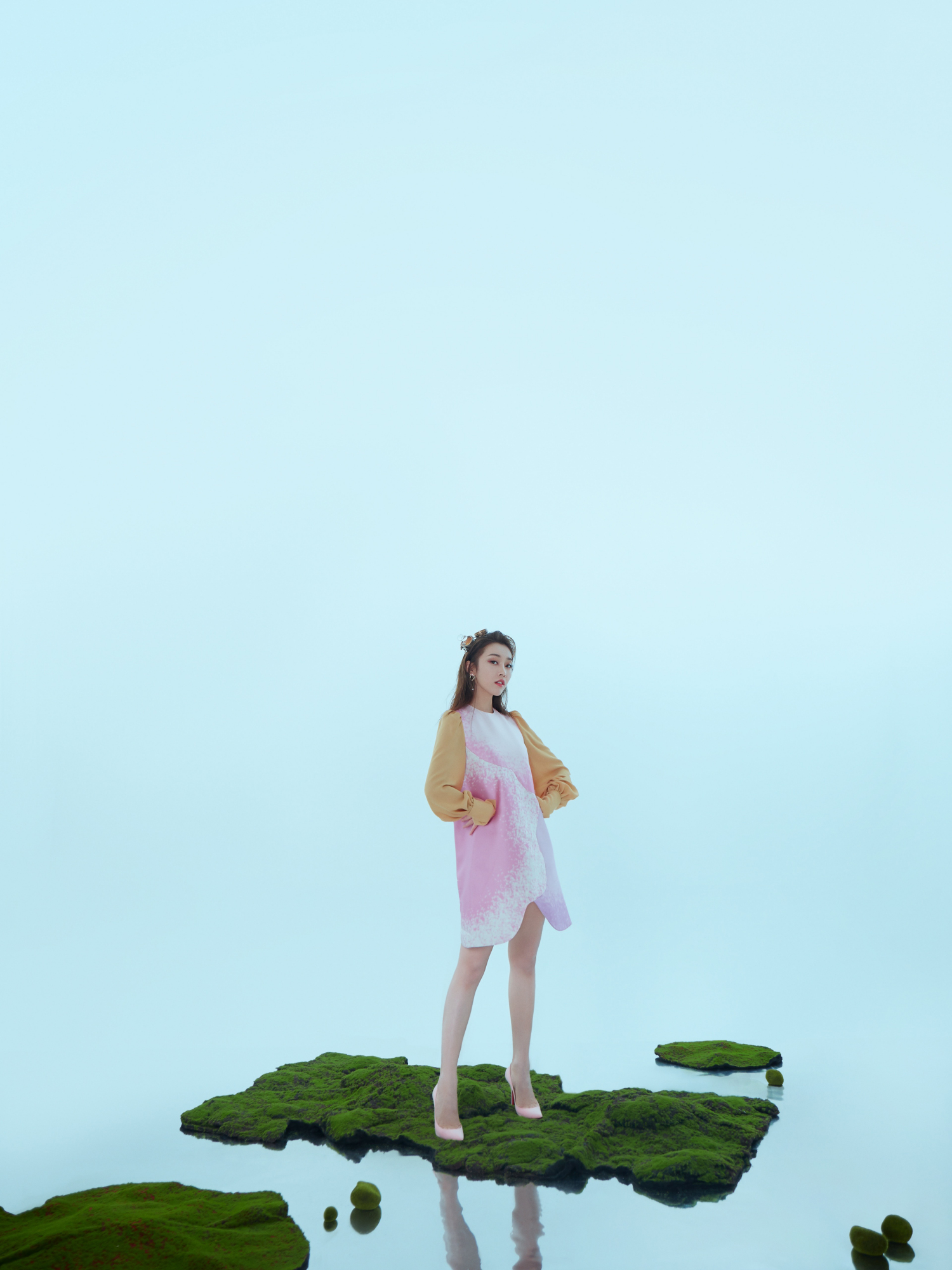 师姐宣璐罕见光脚出镜穿粉色短裙大秀长腿