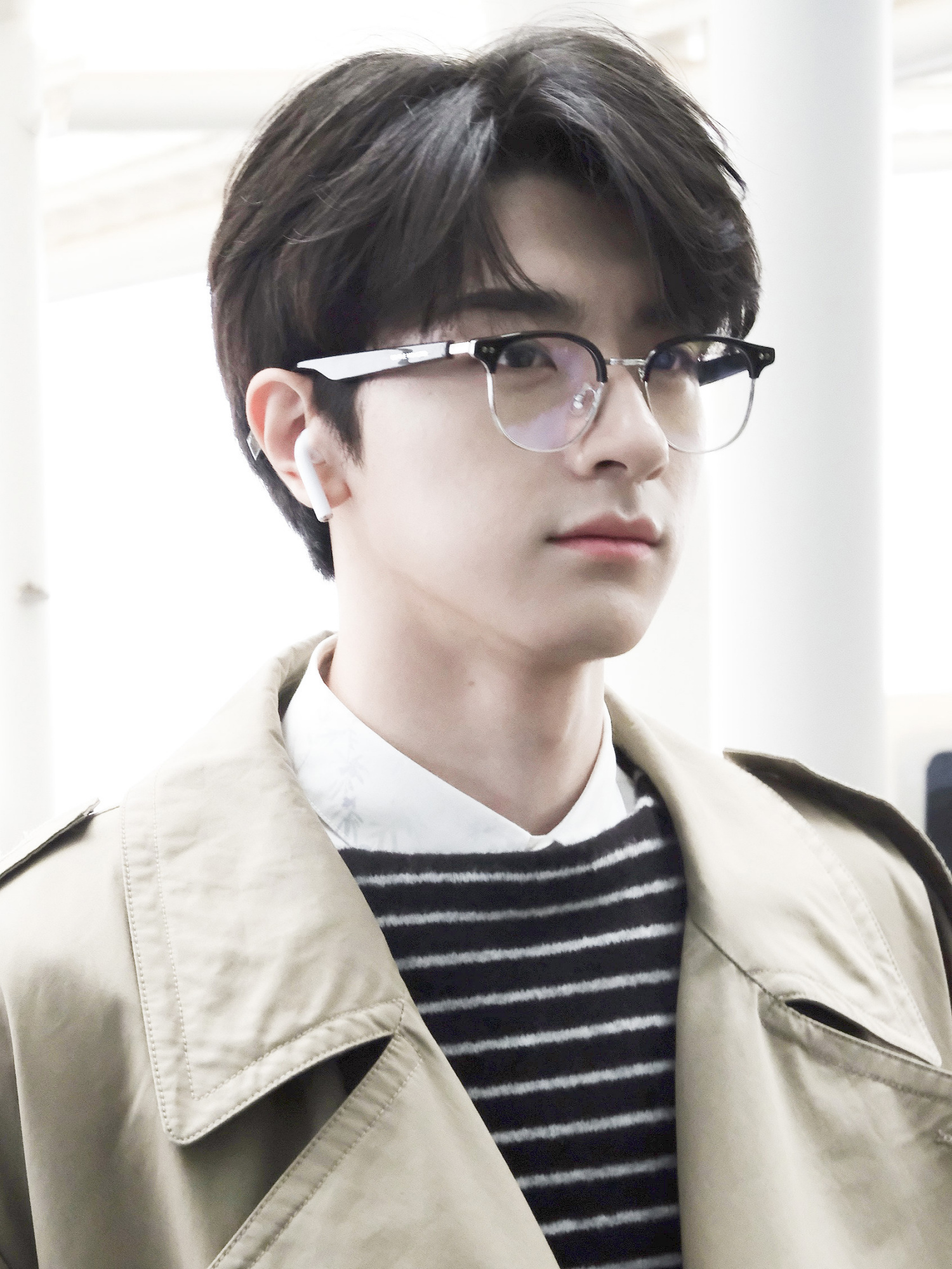 林一眼镜搭配风衣的造型真的很像电影里的造型,很像是特工的搭配,不过