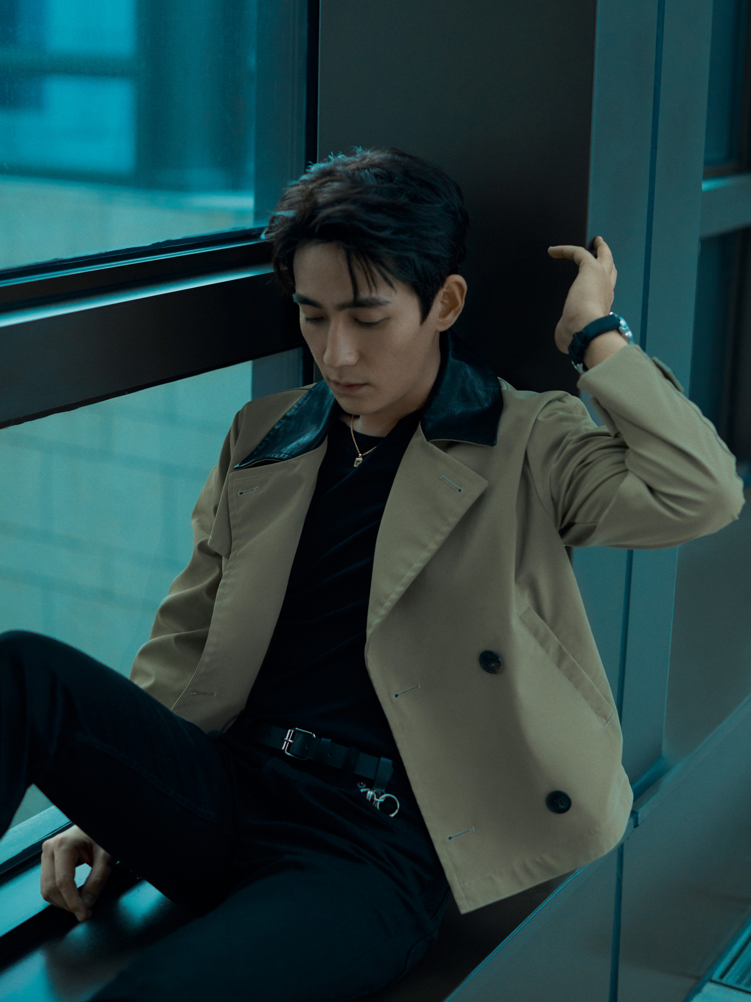 朱一龙新照来袭搭配一件短款风衣帅气满分