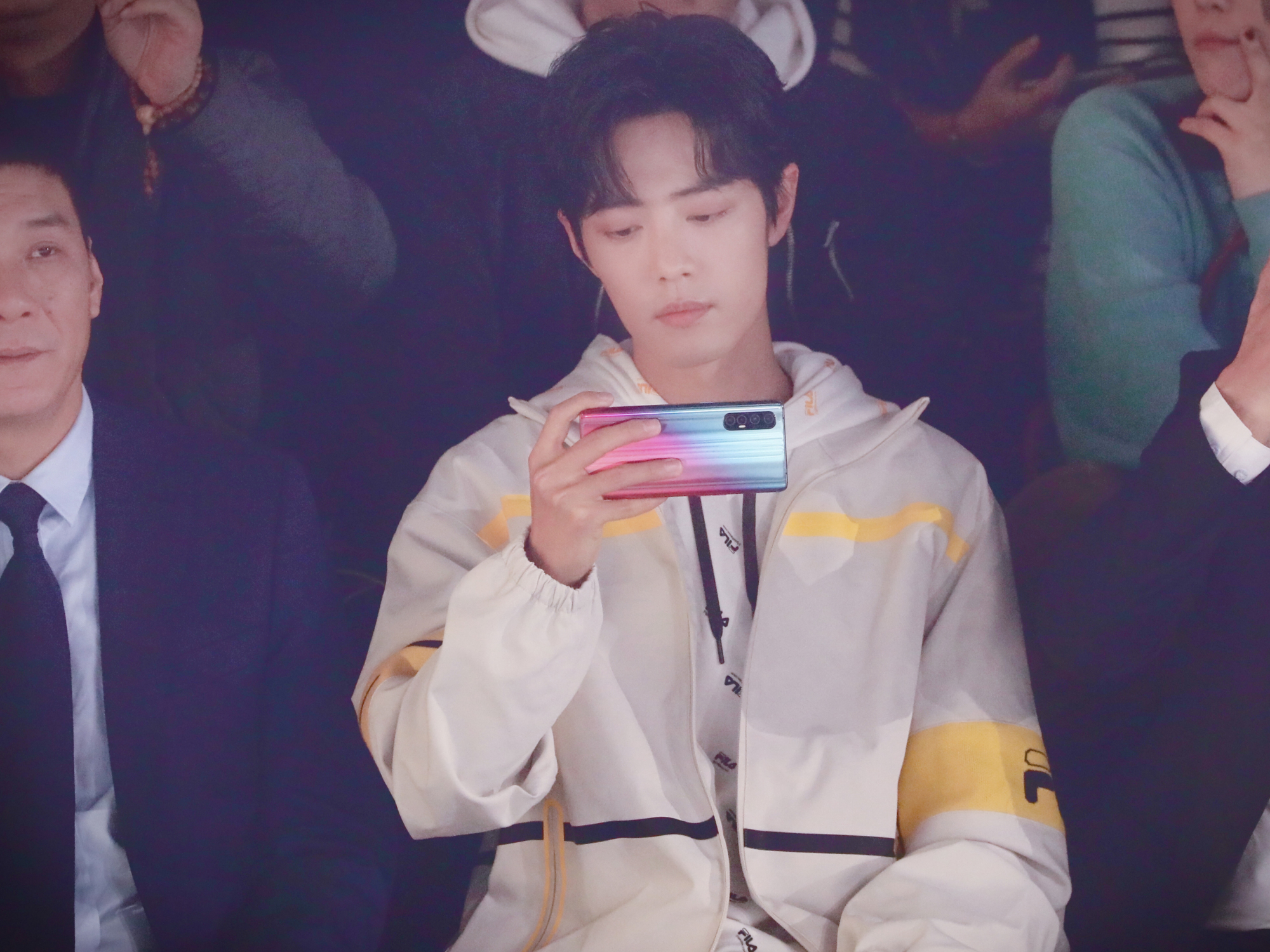 肖战最新造型上线一身白色运动套装拍照姿势太迷人了