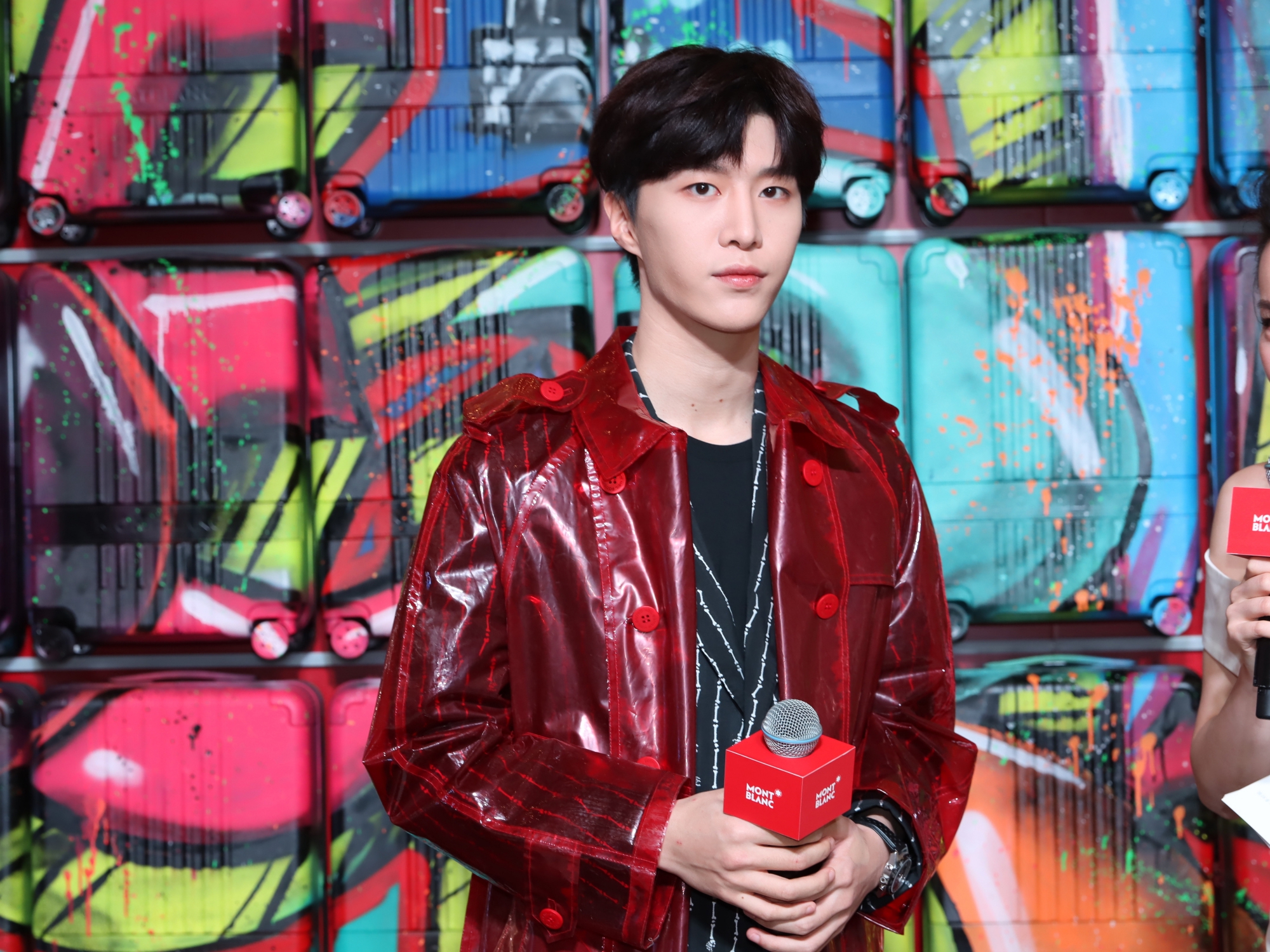 范丞丞撞衫肖战同样搭配红色透明风衣风格差距这么大