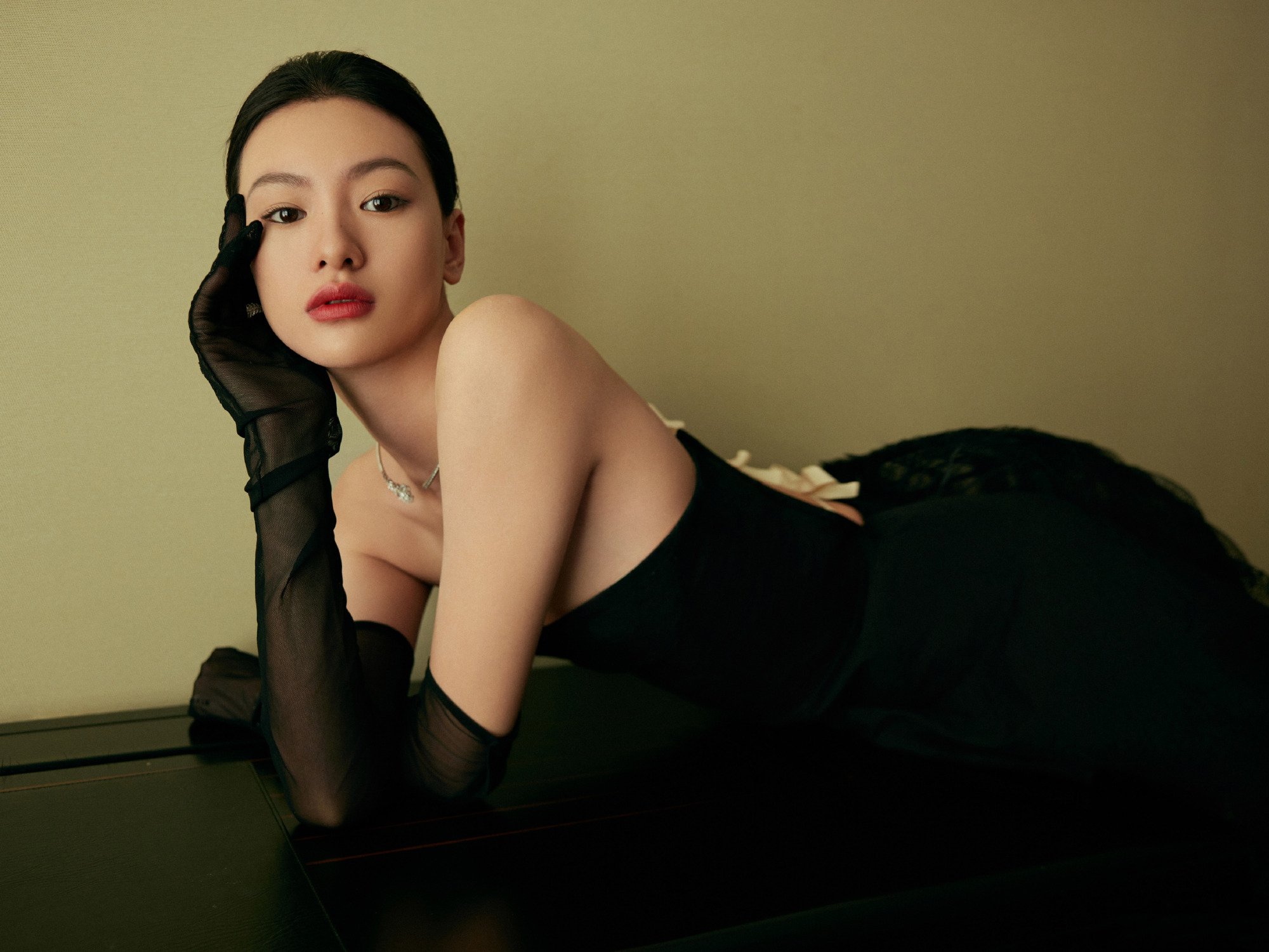 演员邱天携自己首部主演电影《沙漏》亮相北京国际电影节开幕红毯