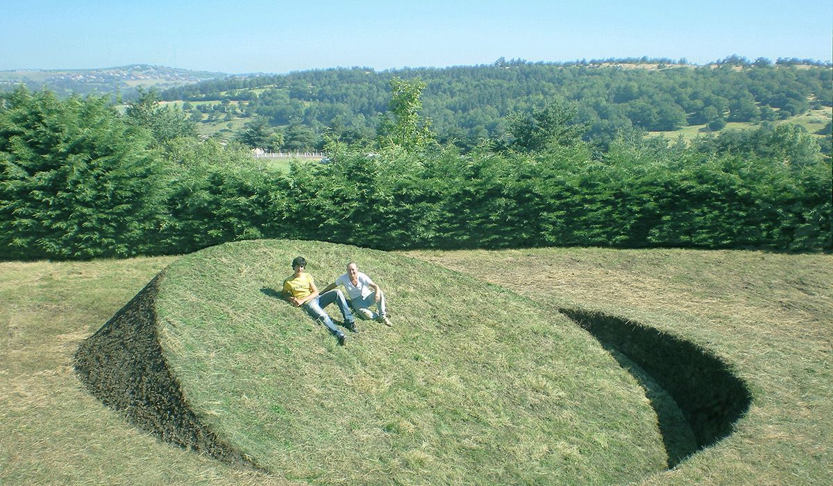 艺术家的脑洞:用一个土堆完美演绎"世间平衡"